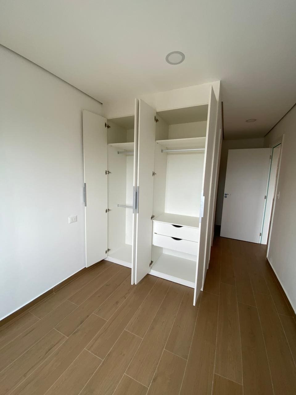 WhatsApp Image 2025-10-13 at 11.47.18 (1) Alquilo departamento de 2 habitaciones – Zona Shopping del Sol