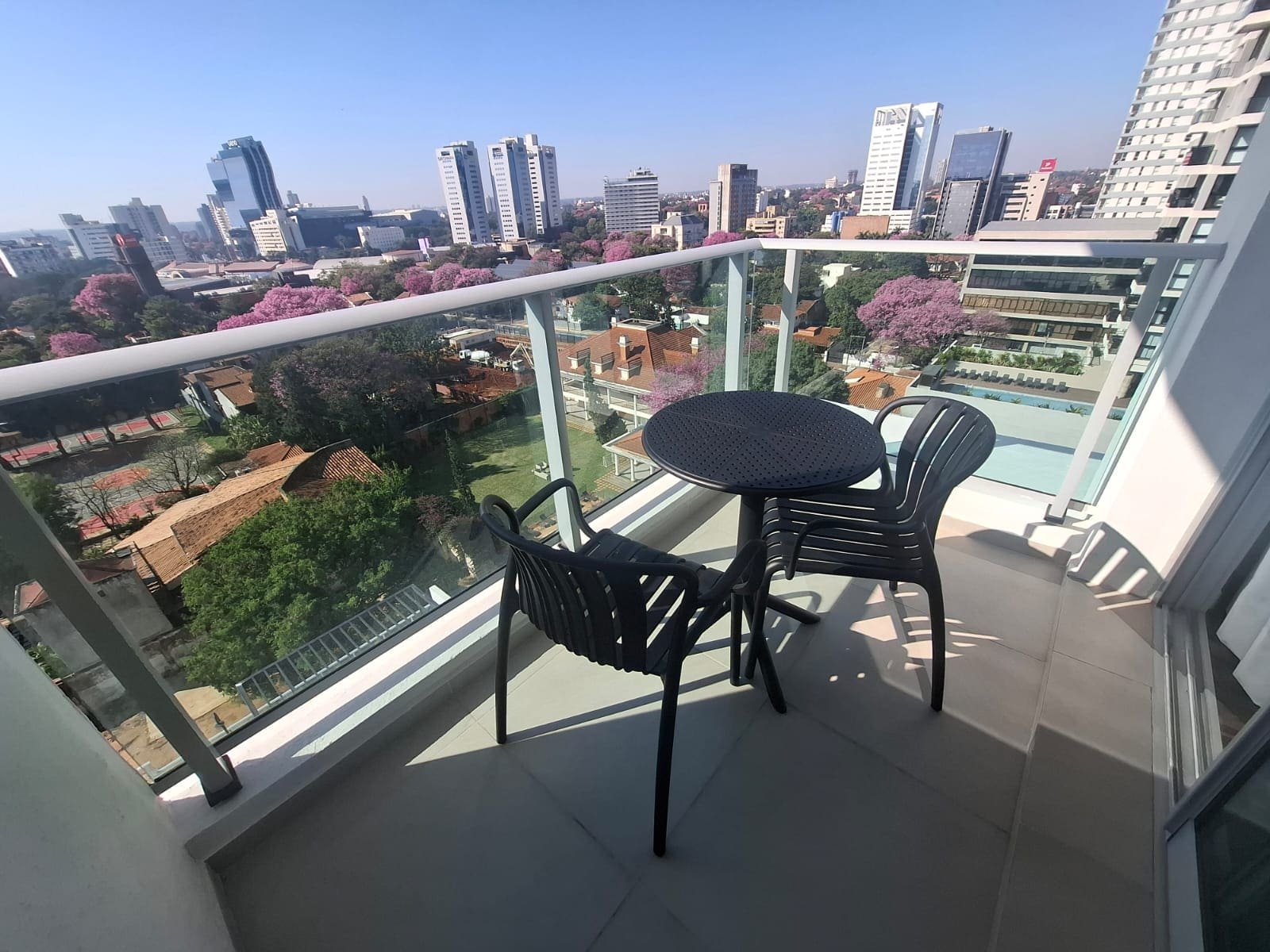 BALCON CON MESA Y SILLONES DEPARTAMENTO AMUEBLADO A ESTRENAR HOME PALACE TOWER COCHERA Y BAULERA