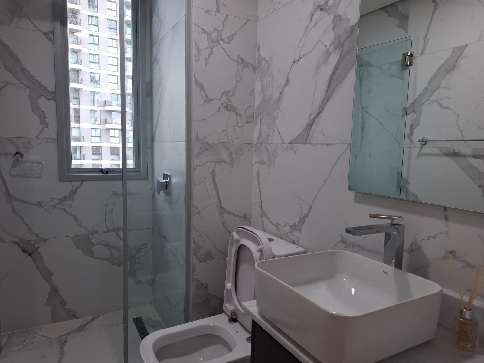 BAÑO BIS DEPARTAMENTO AMUEBLADO A ESTRENAR HOME PALACE TOWER COCHERA Y BAULERA