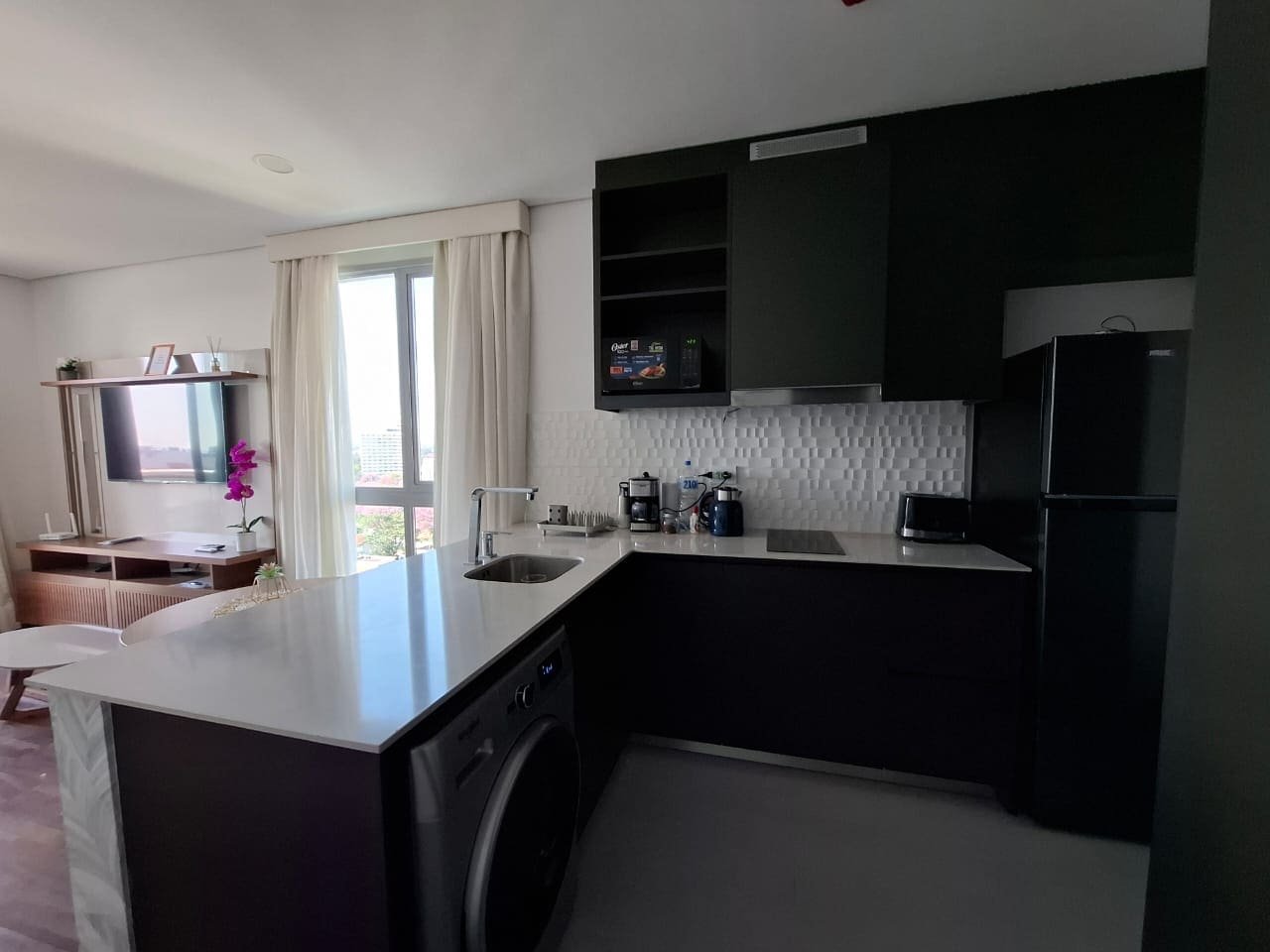 COCINA CON LAVASECARROPAS DEPARTAMENTO AMUEBLADO A ESTRENAR HOME PALACE TOWER COCHERA Y BAULERA