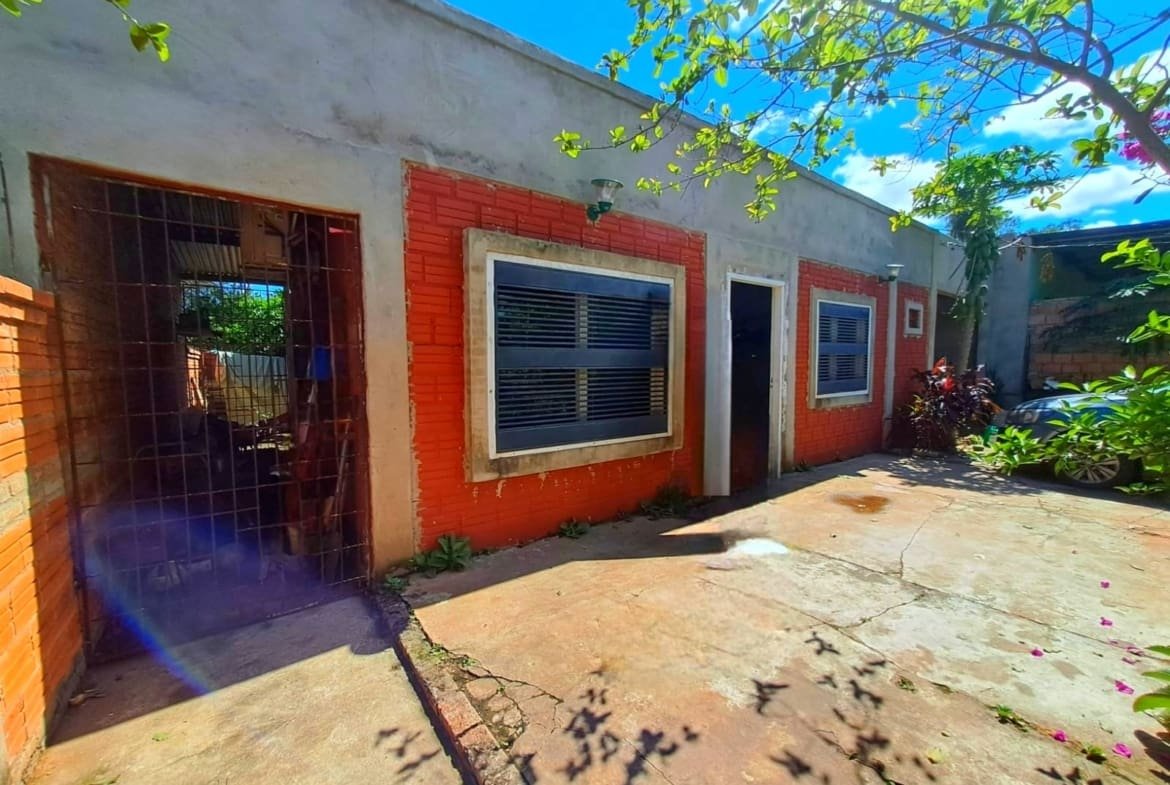 CASA EN VENTA – A 5 MINUTOS DEL CENTRO DE YPANE