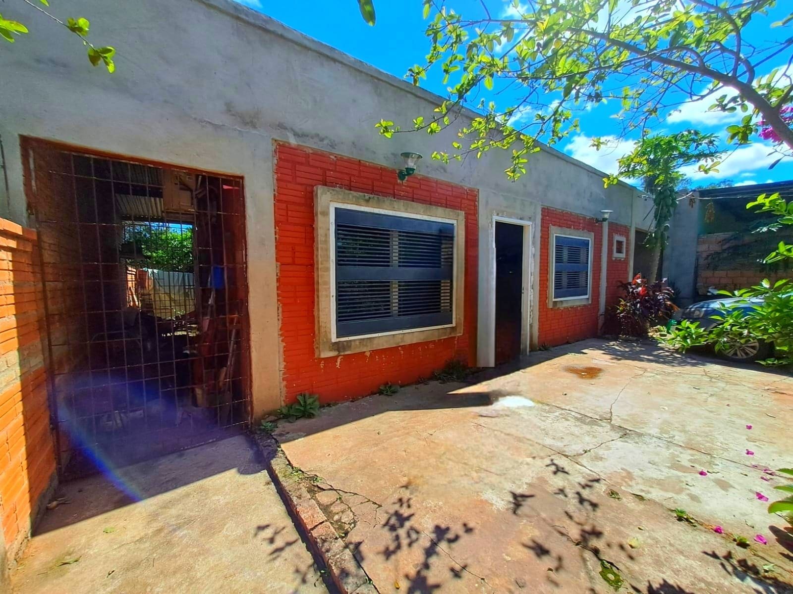 CASA EN VENTA – A 5 MINUTOS DEL CENTRO DE YPANE