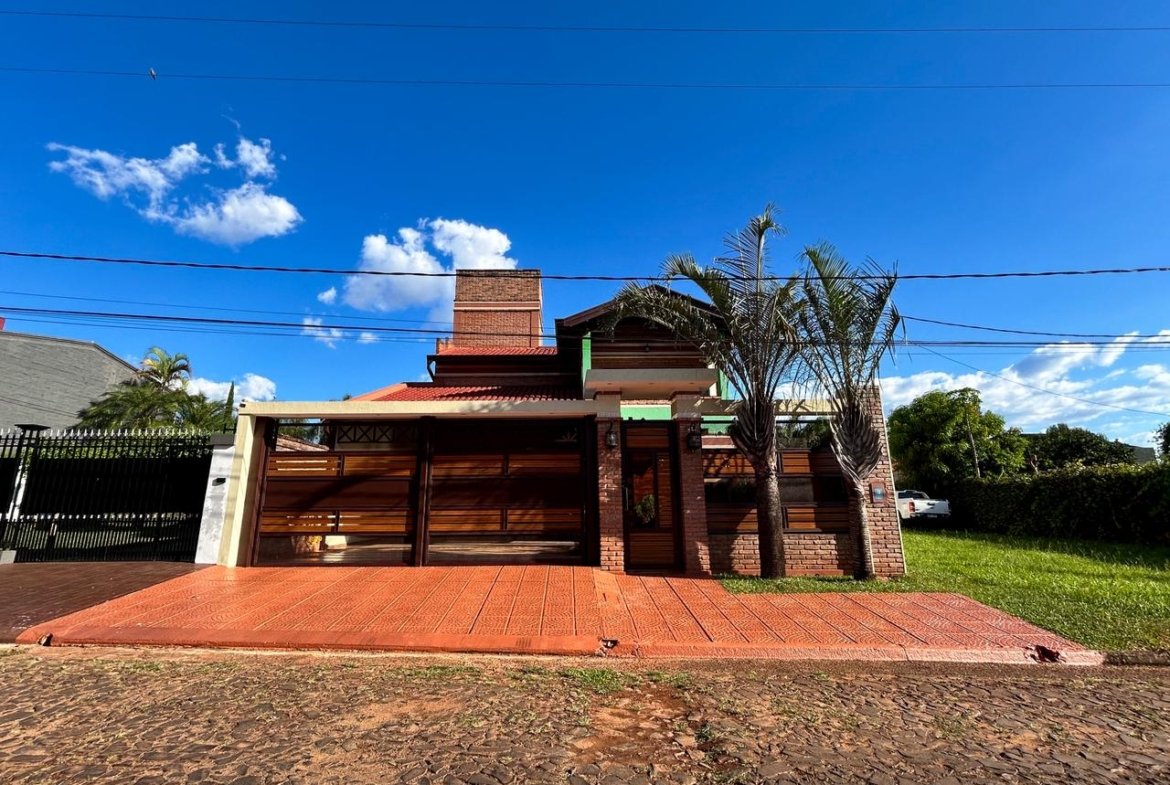 Amplia y exclusiva residencia ubicada en el Barrio Carmelitas.