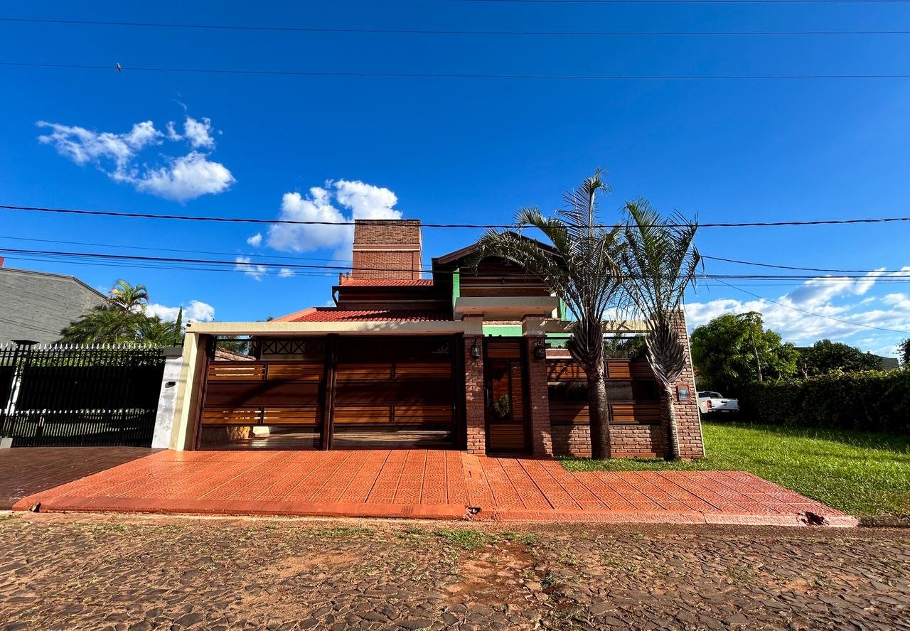 Amplia y exclusiva residencia ubicada en el Barrio Carmelitas.
