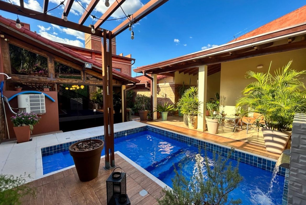 Amplia y exclusiva residencia ubicada en el Barrio Carmelitas.