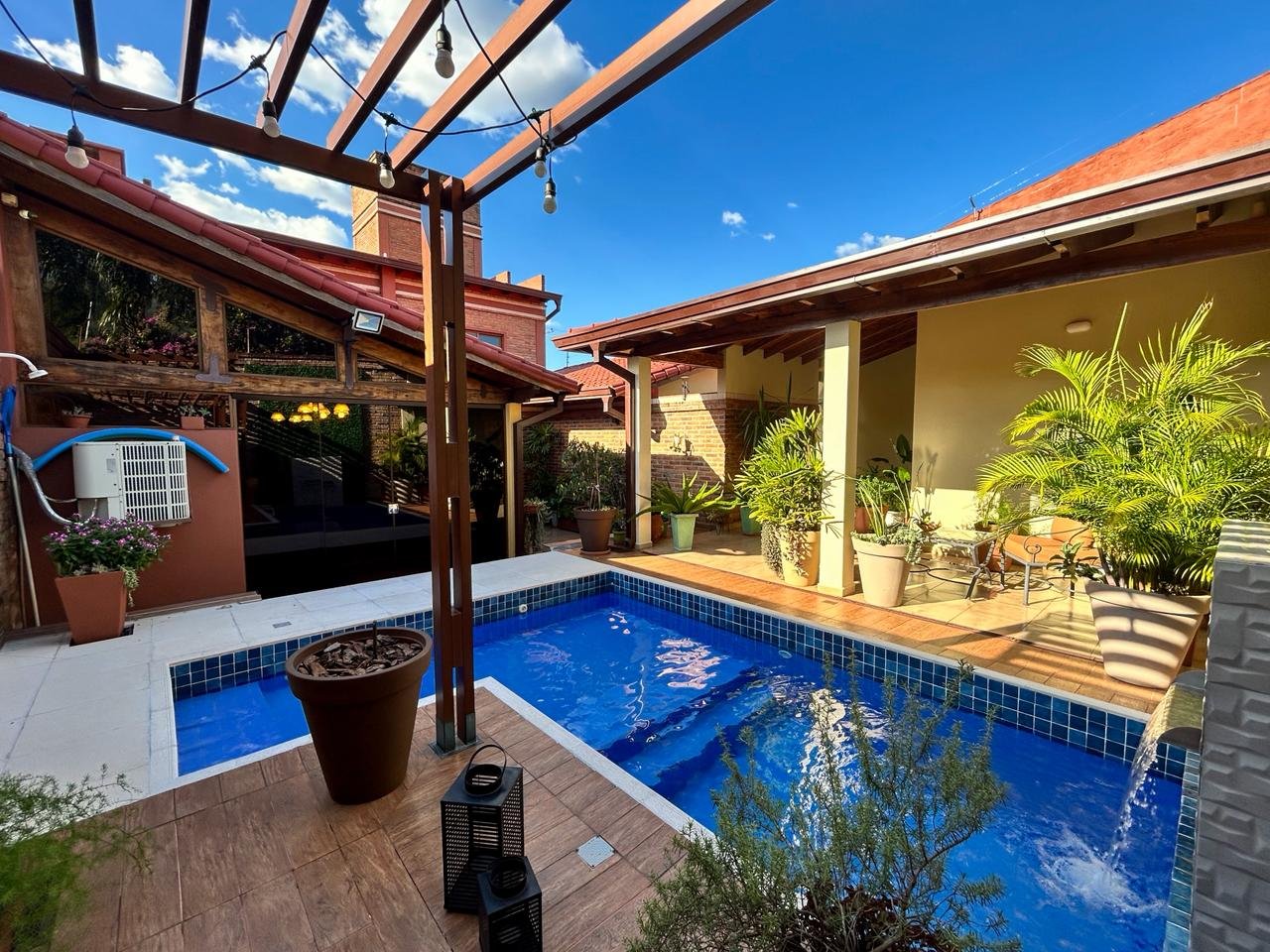 Amplia y exclusiva residencia ubicada en el Barrio Carmelitas.