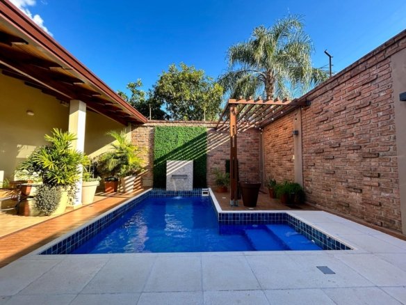 Amplia y exclusiva residencia ubicada en el Barrio Carmelitas.