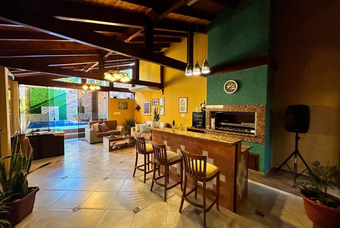 Amplia y exclusiva residencia ubicada en el Barrio Carmelitas.