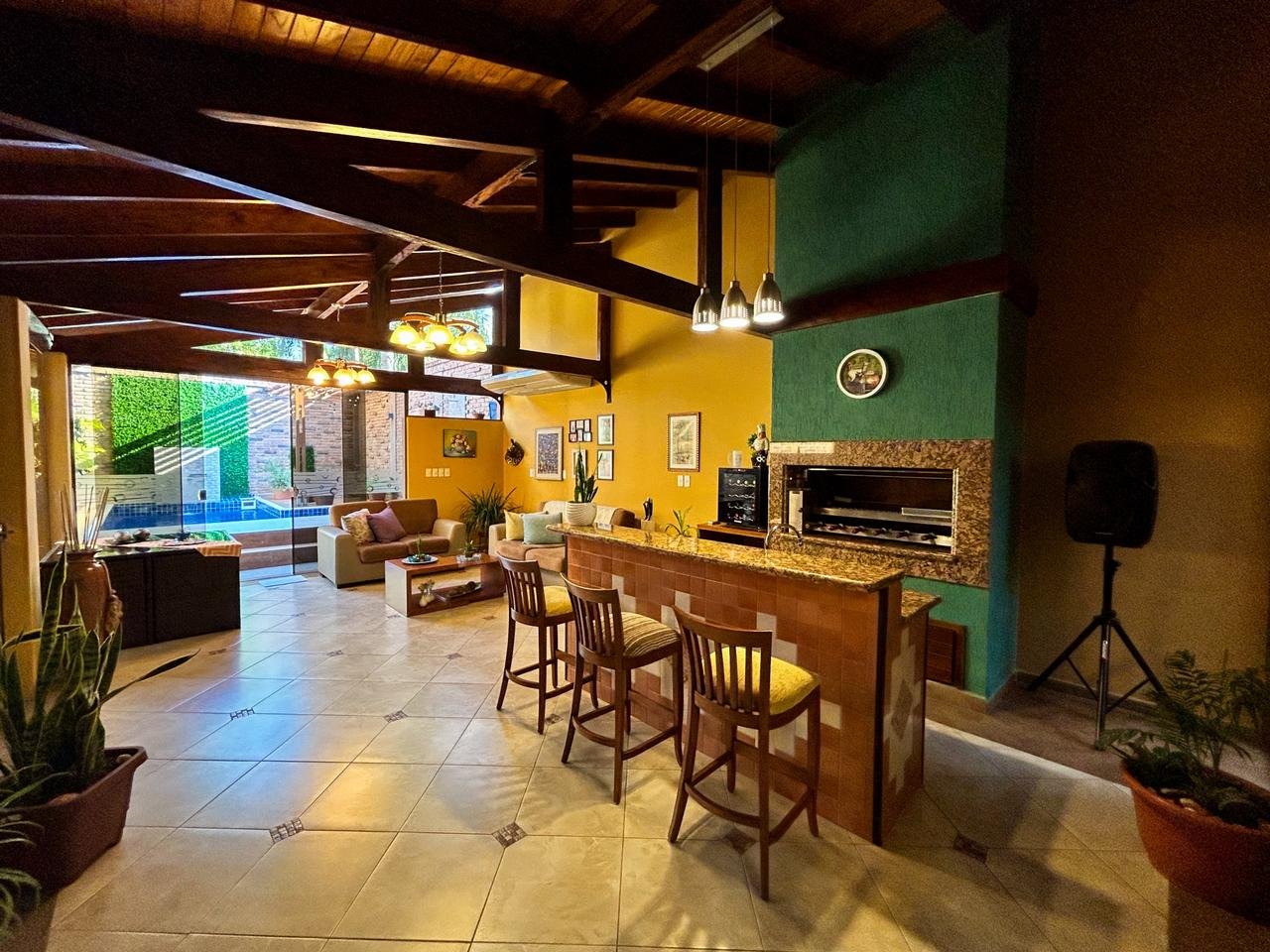 Amplia y exclusiva residencia ubicada en el Barrio Carmelitas.