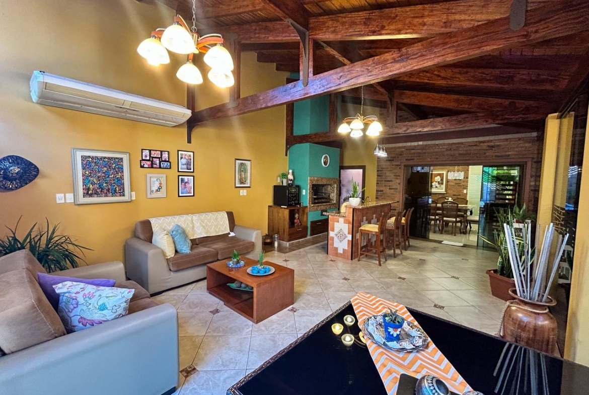 Amplia y exclusiva residencia ubicada en el Barrio Carmelitas.