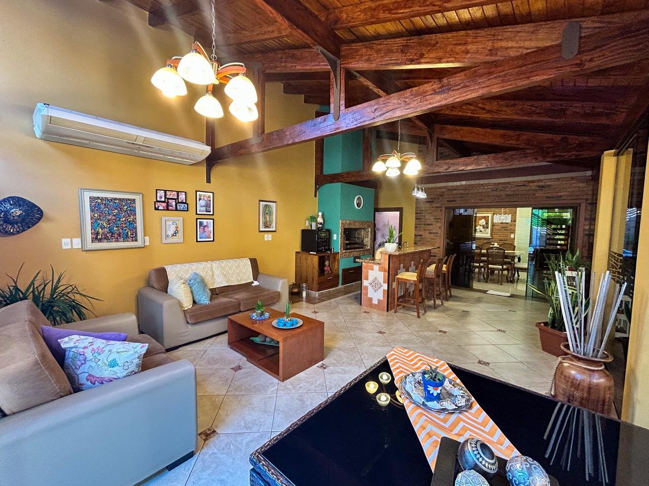 Amplia y exclusiva residencia ubicada en el Barrio Carmelitas.
