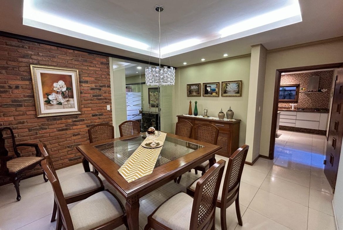 Amplia y exclusiva residencia ubicada en el Barrio Carmelitas.