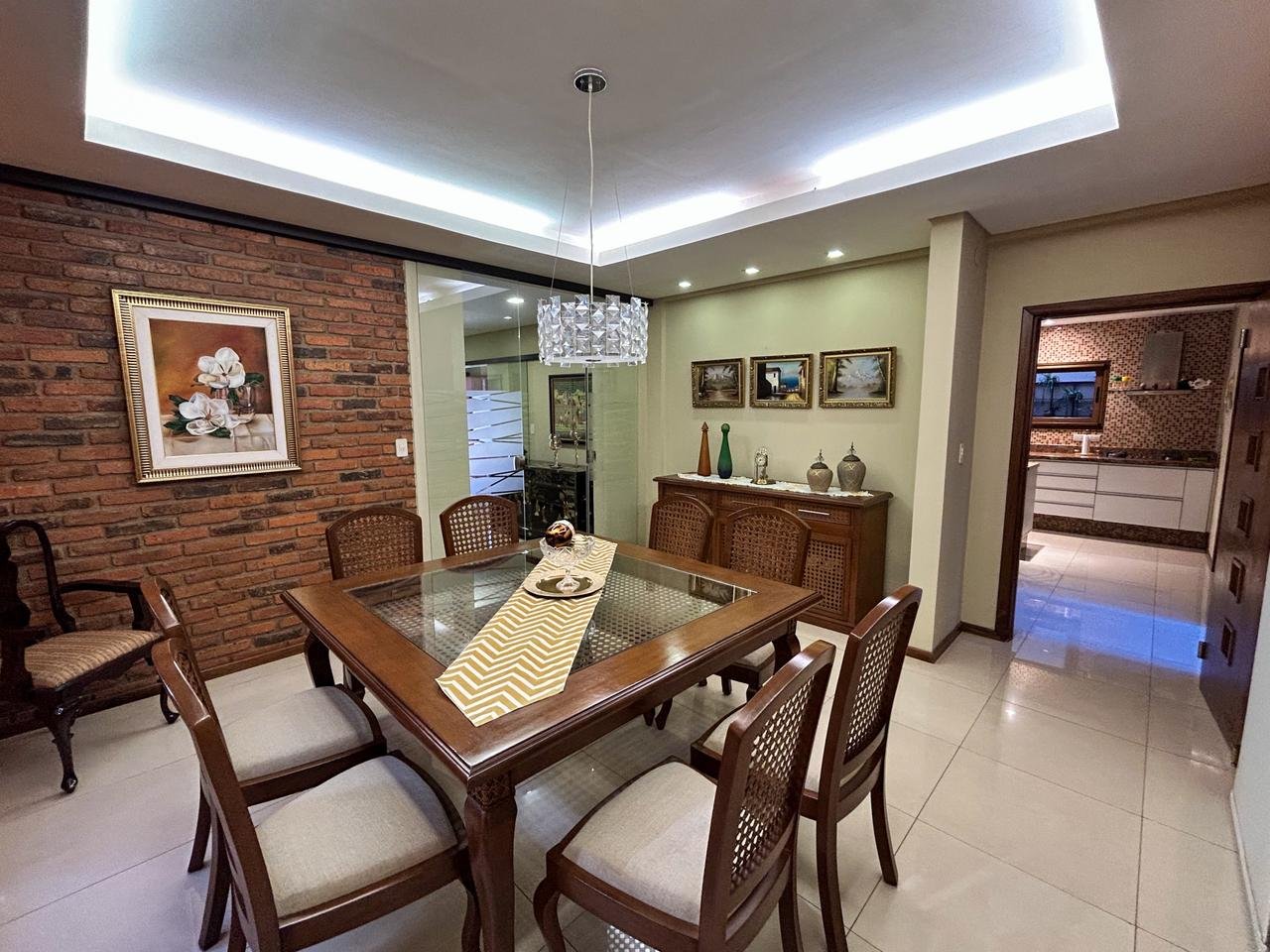 Amplia y exclusiva residencia ubicada en el Barrio Carmelitas.