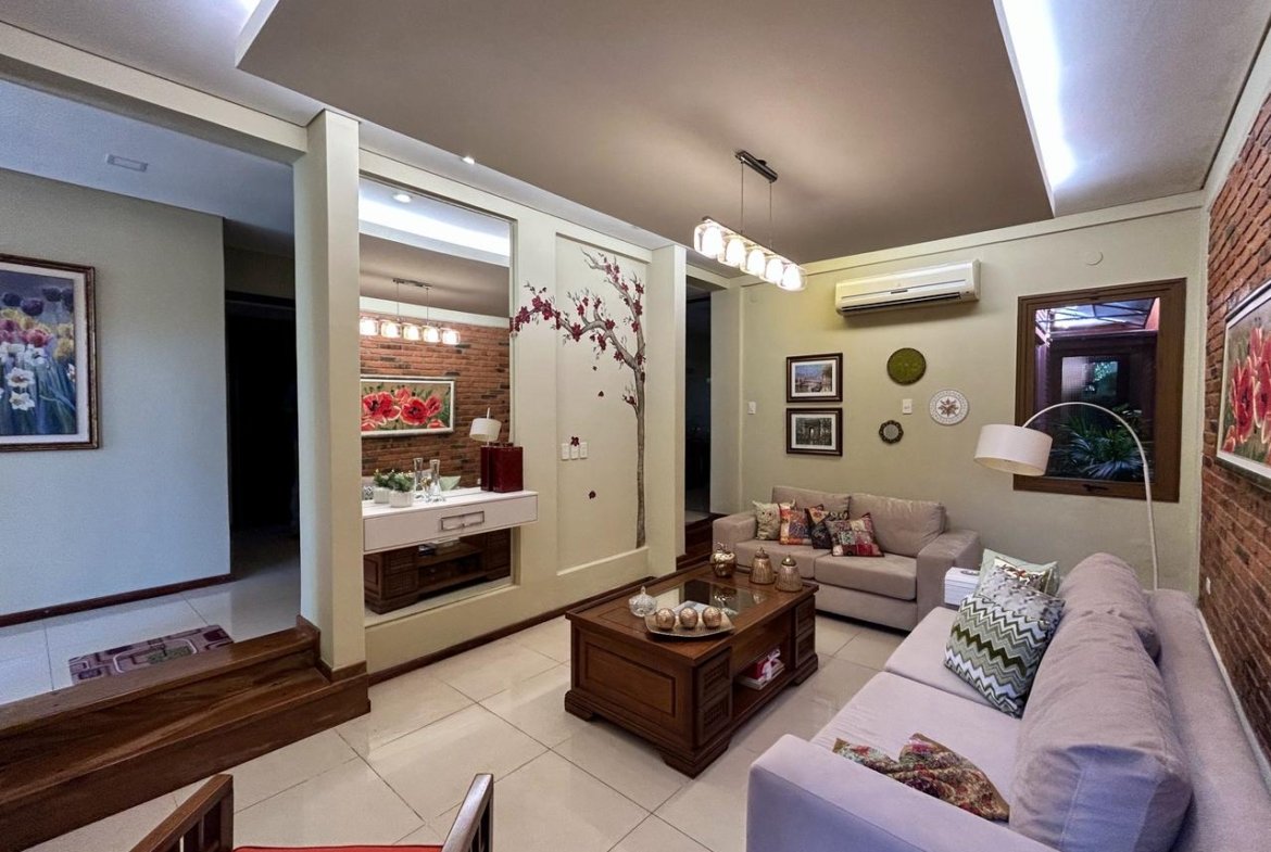 Amplia y exclusiva residencia ubicada en el Barrio Carmelitas.
