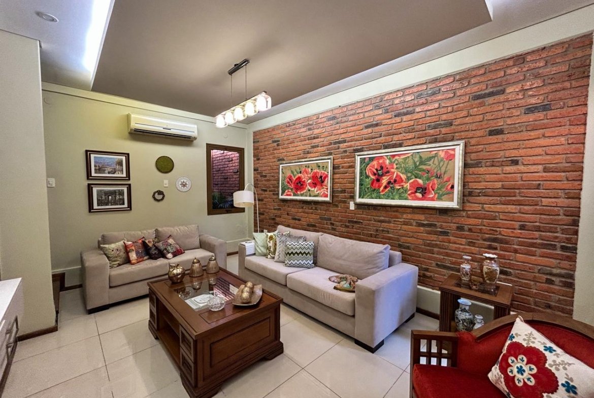 Amplia y exclusiva residencia ubicada en el Barrio Carmelitas.