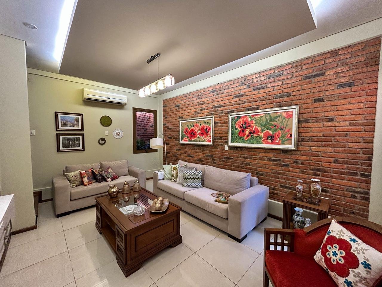 Amplia y exclusiva residencia ubicada en el Barrio Carmelitas.