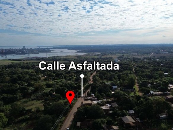 Amplia propiedad ubicada en esquina y sobre calle asfaltada