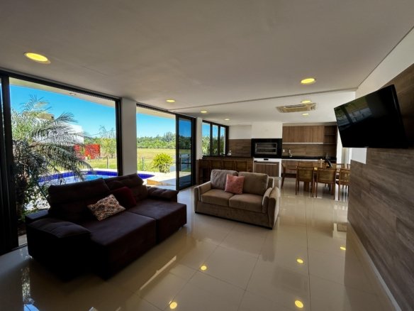 Amplia residencia ubicada en el exclusivo Condominio La Trinidad