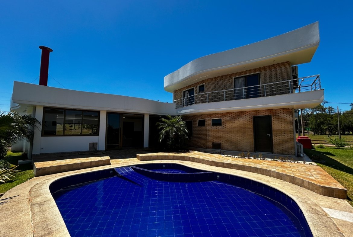 Amplia residencia ubicada en el exclusivo Condominio La Trinidad