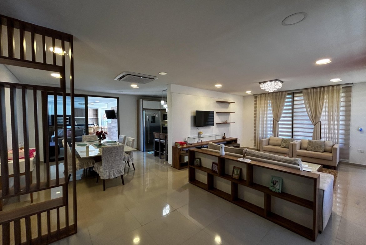 Amplia residencia ubicada en el exclusivo Condominio La Trinidad