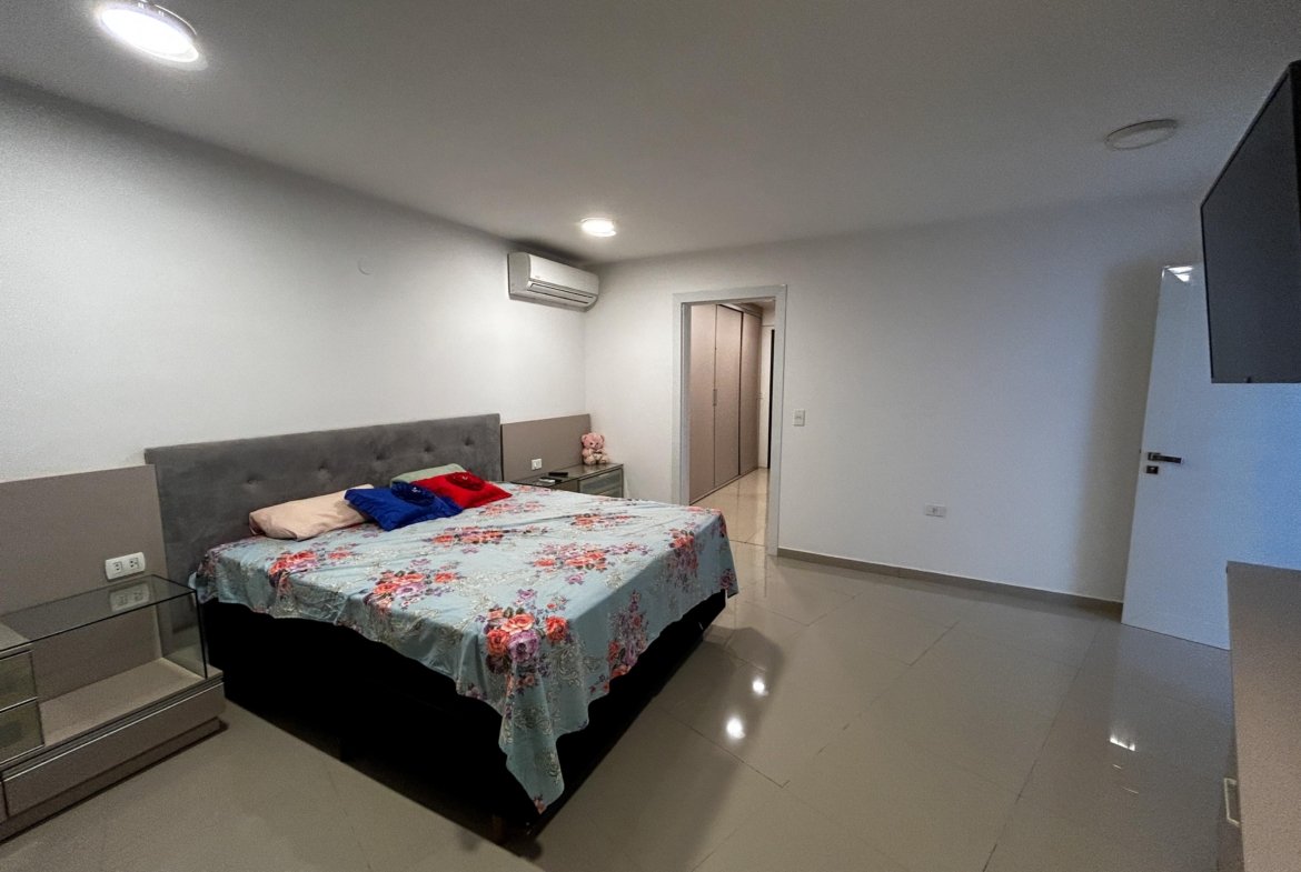 Amplia residencia ubicada en el exclusivo Condominio La Trinidad