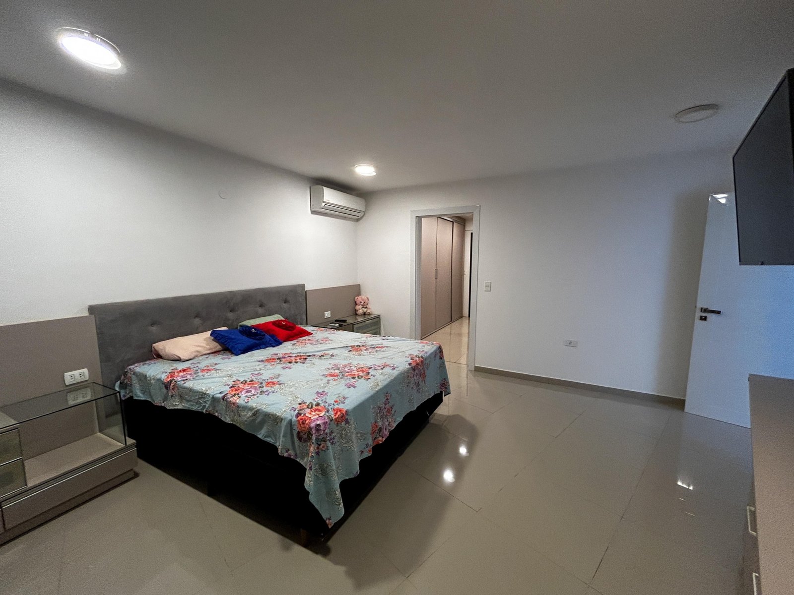 Amplia residencia ubicada en el exclusivo Condominio La Trinidad