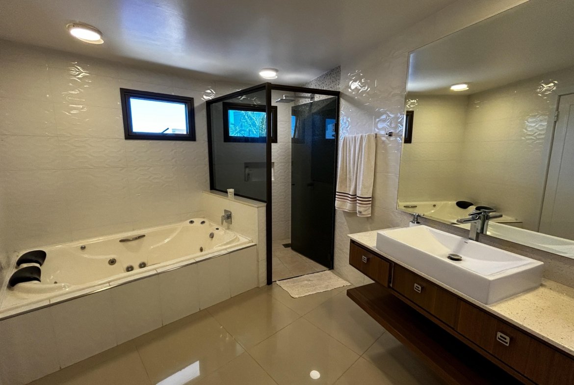 Amplia residencia ubicada en el exclusivo Condominio La Trinidad