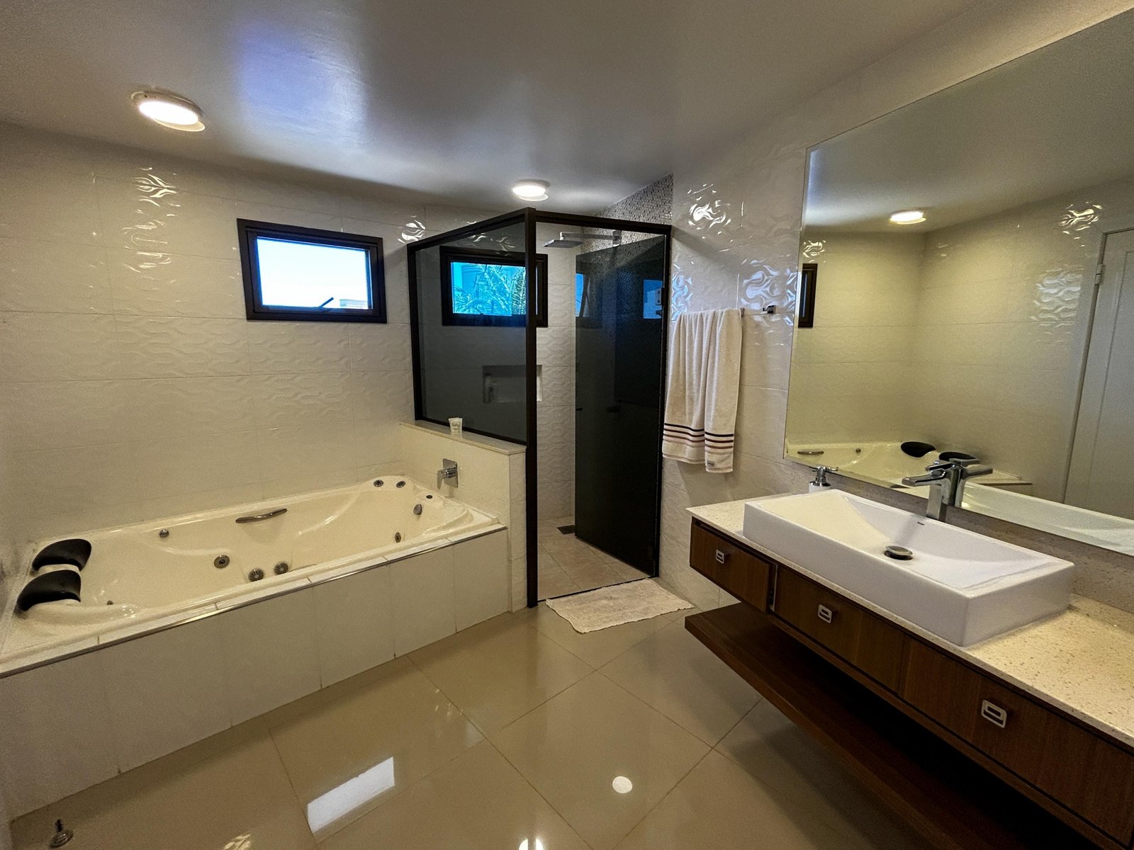 Amplia residencia ubicada en el exclusivo Condominio La Trinidad