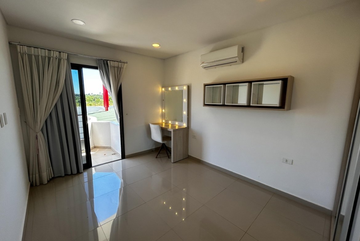 Amplia residencia ubicada en el exclusivo Condominio La Trinidad