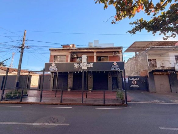 Vivienda con local comercial ubicada en la ciudad de Encarnación
